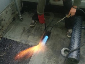 Използване на газова горелка за залепяне на материала